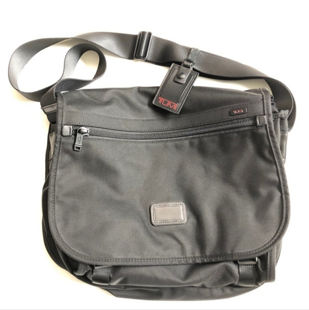 Tumi laptop bag, black.